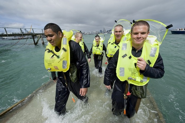 Hoạt động huấn luyện các kỹ năng và kiến thức cơ bản khi gặp nạn trên biển